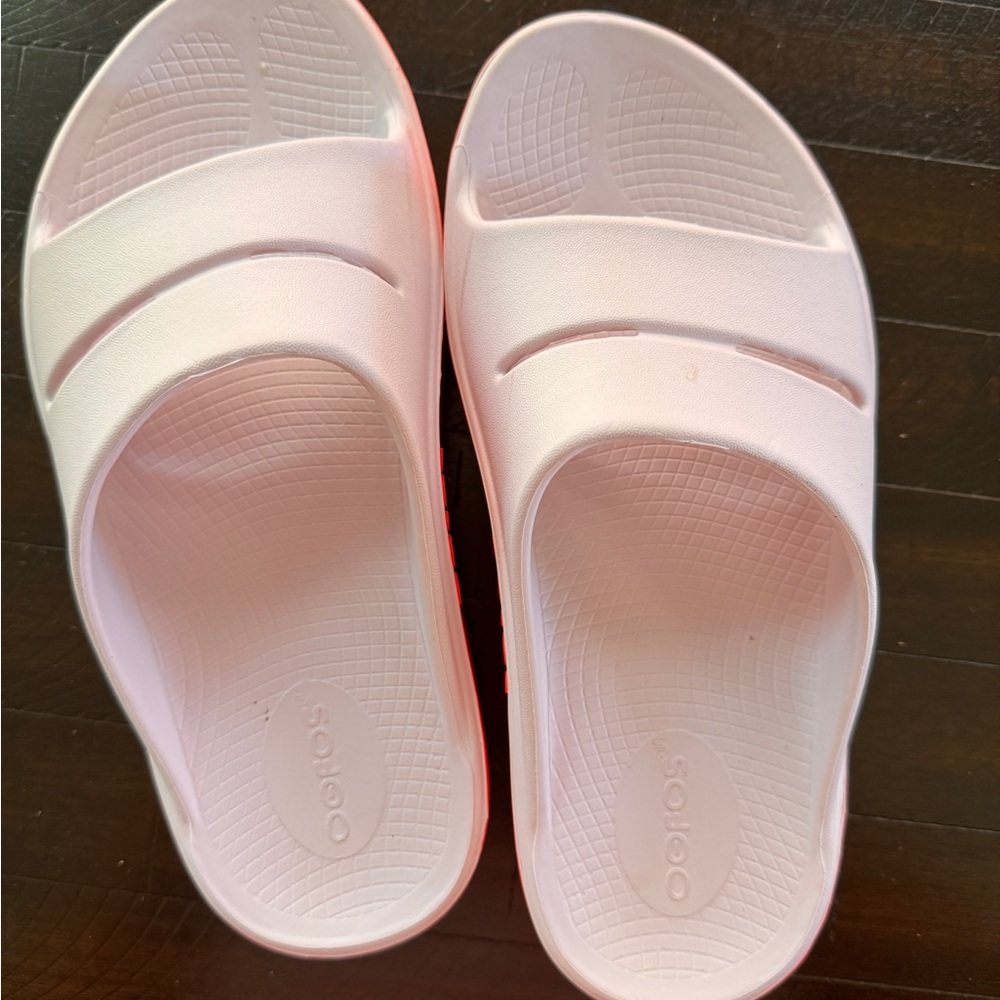 OOFOS Women's Sandals in Light Pink